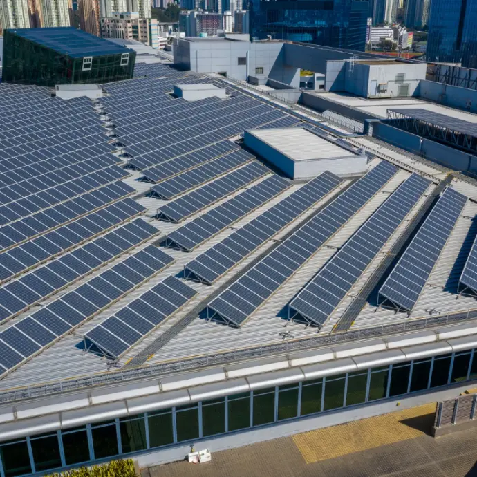 Panneaux photovoltaïques sur bâtiment industriel
