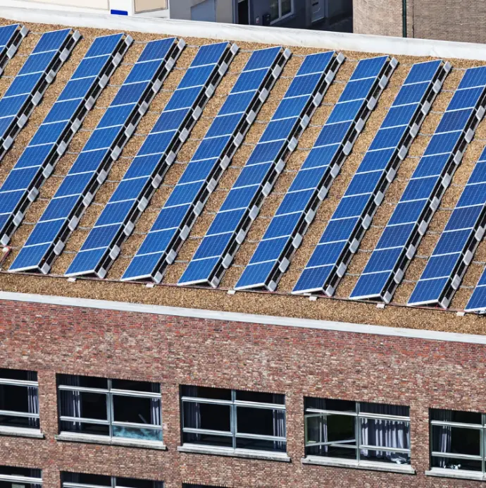 Panneaux photovoltaïques sur bâtiment tertiaire