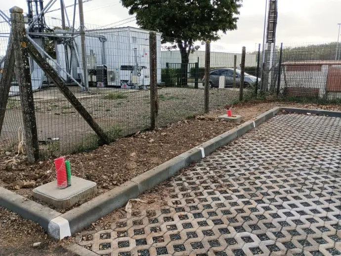 Massifs et fourreaux en attente pour bornes de recharge VL