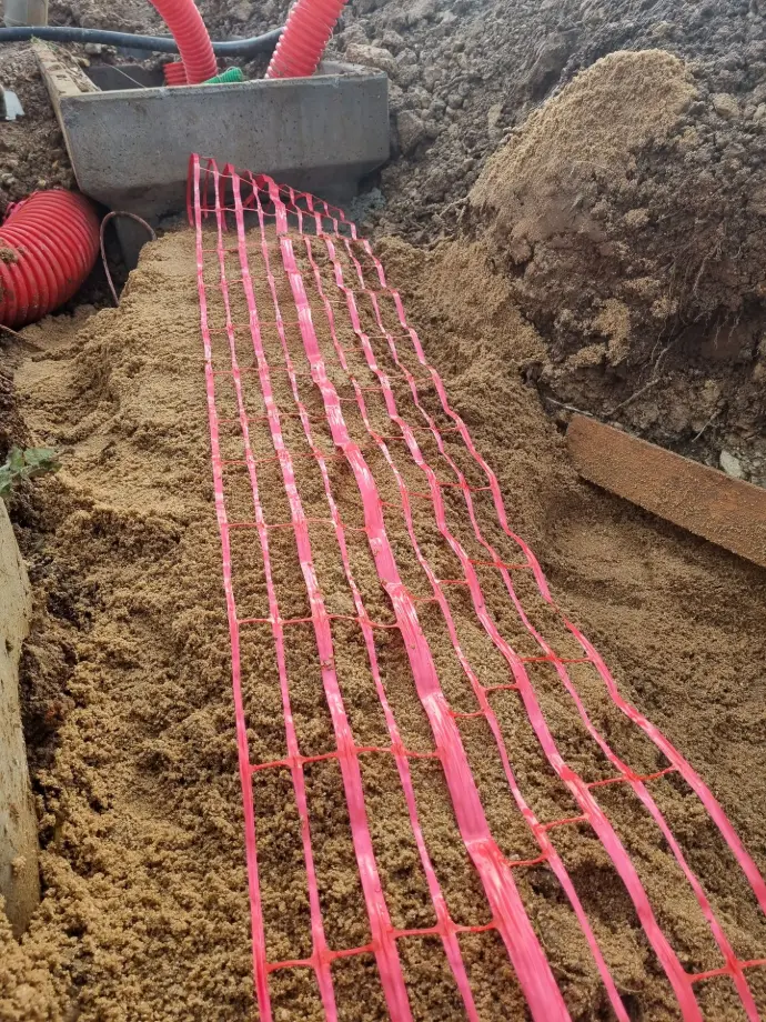 Tranchée VRD avec sable et grillage avertisseur